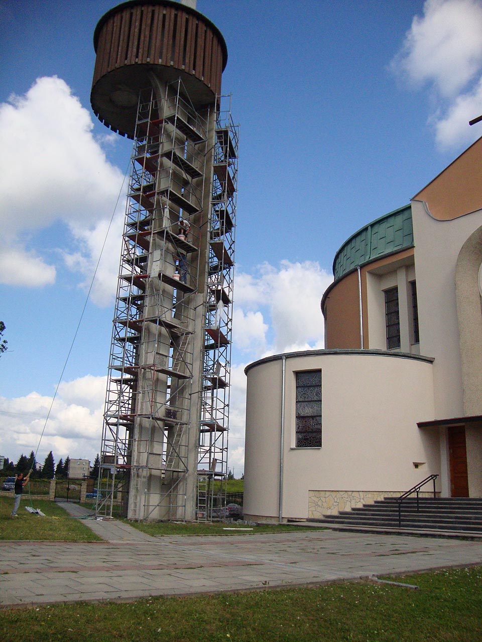Dzwonnica przy nowym Kościele w Płazie