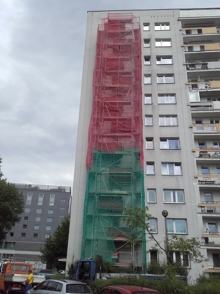 Zabudowa rusztowań przy balkonach wieżowca w Krakowie ul. Komandosów